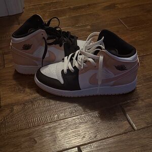Air Jordan’s worn twice.  Size 7 in kids 8.5 in Women’s 7 in men’s. Salmon color